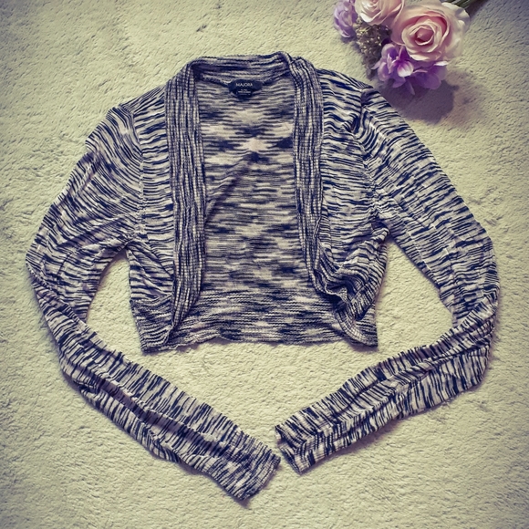 🥂 2/$15 Cute short sweater - Picture 2 of 8